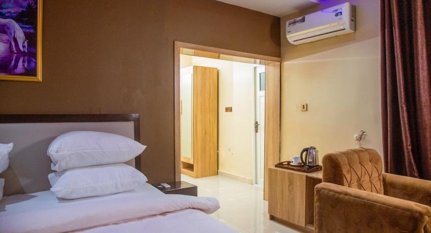 Super Royal (Ubongabasi) 203