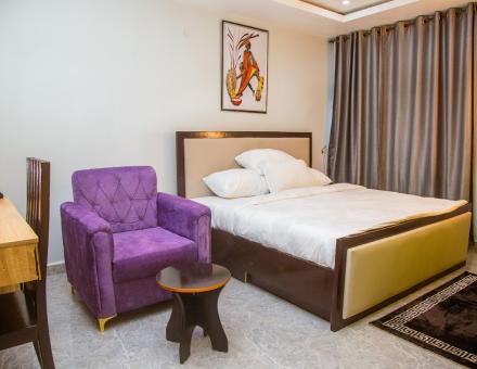 Deluxe (Uwem Moremi) 102