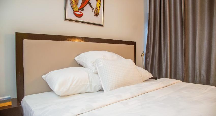 Deluxe (Uwem Moremi) 102